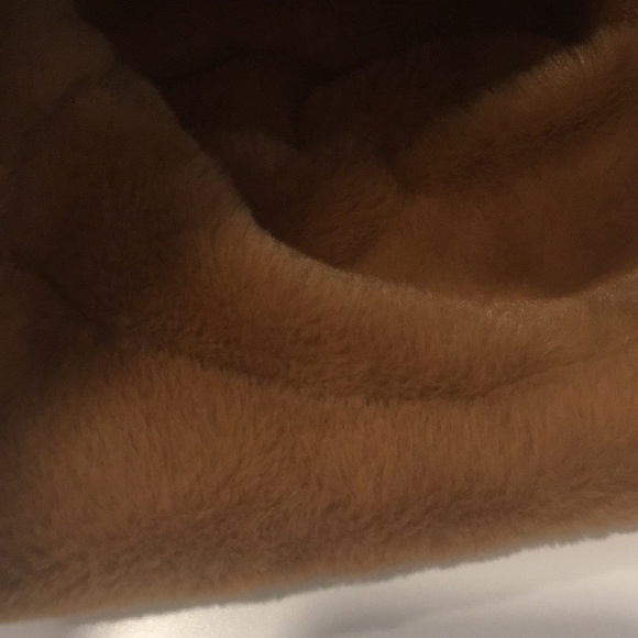 STEVE MADDEN Women’s Reversible Faux Fur Bucket Hat - Picture 6 of 6